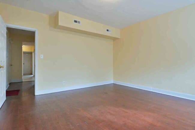 Building Photo - 1616 Isherwood St NE