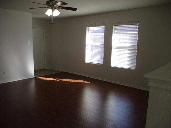 Foto del edificio - $1895 / 3br – 1,572 ft2 - 3/2/2 Ready to m...