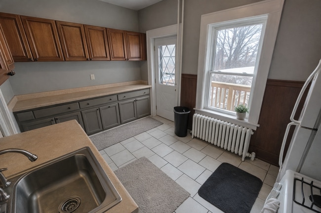 Building Photo - AVAILABLE JUNE -  4 Bed 1 Bath Townhome