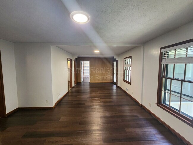 Foto del edificio - 3341 Rae Pl SW