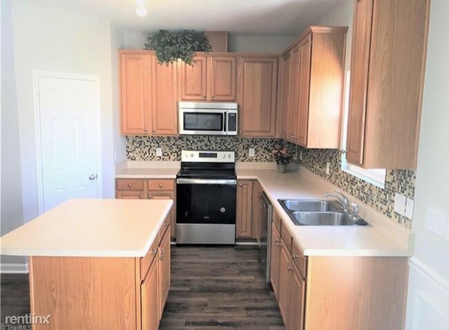 Building Photo - 3 br, 3 bath Townhome - 21 Arbor Hill Pl