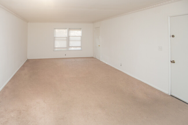 23'6"x15' - 11068 Mississippi Ave