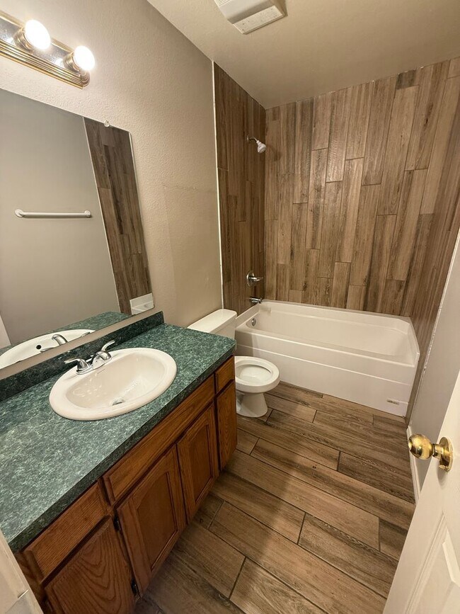 Building Photo - 3 Bed 2 Bath House with 2 Car Garage.  Has Gas Heat & Hot Water