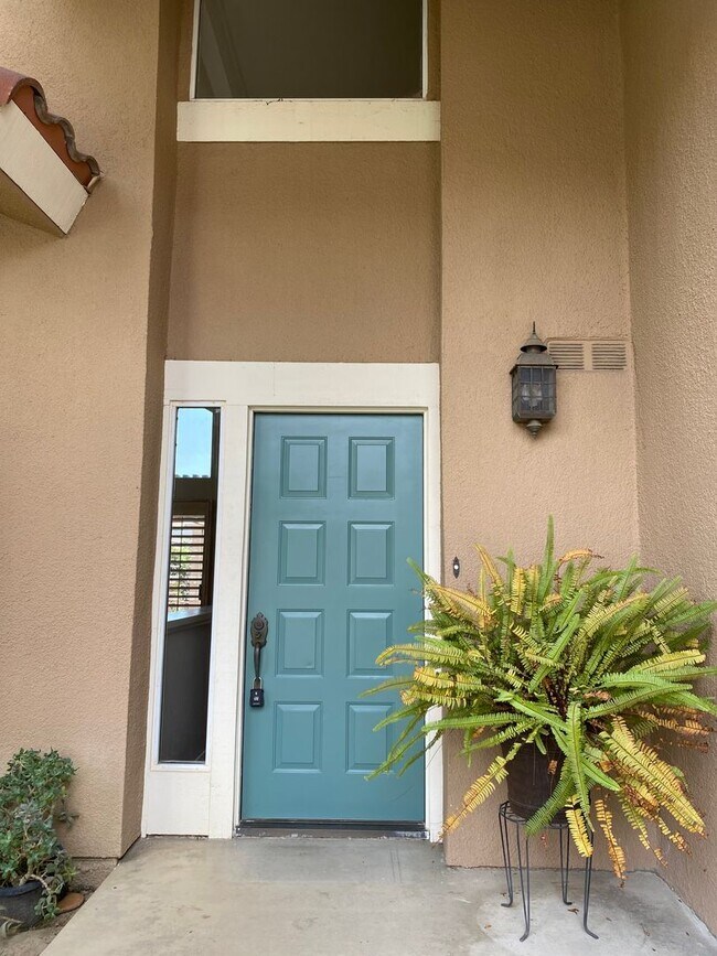 Foto del edificio - 3 bed, 2 1/2 bath home in great East Simi Valley location