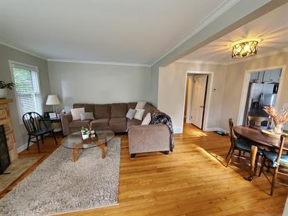 Foto del edificio - "Charming 4-Bed Oasis on Dakota Avenue: Spacious Living with 2 Full Baths in St. Louis Park!"