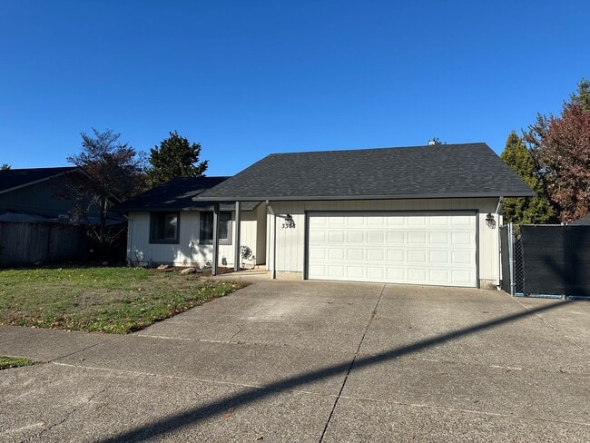 Building Photo - Updated 3 bedroom 1.5 bath house in Eugene!