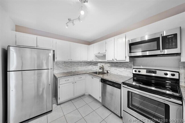 Building Photo - 3051 S Palm Aire Dr