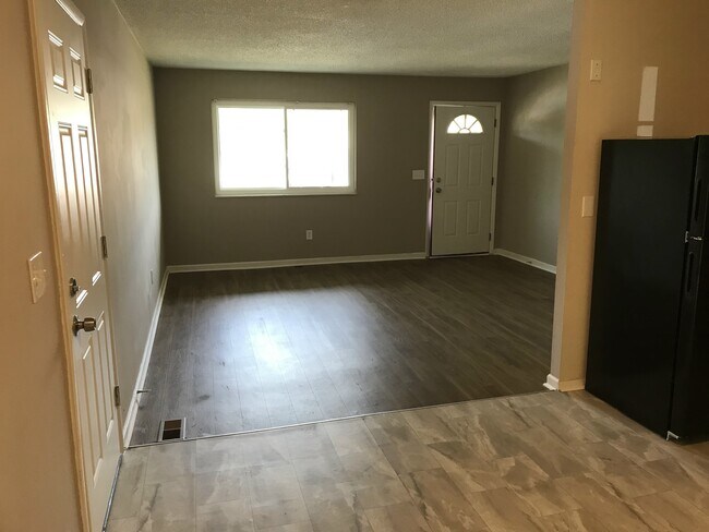 Building Photo - 1725 Newbrook Dr