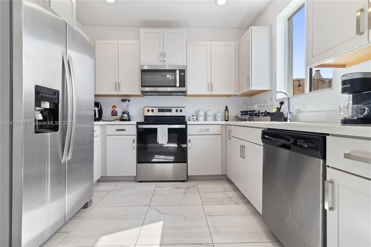 Building Photo - 1084 SE 23rd Ave