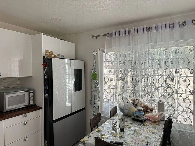 Building Photo - Coming in November! Renovated 3BD/2BA sing...