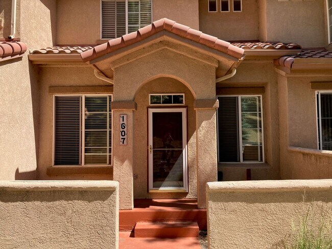 Building Photo - 2 Bedroom Townhome Next to Quail Lake
