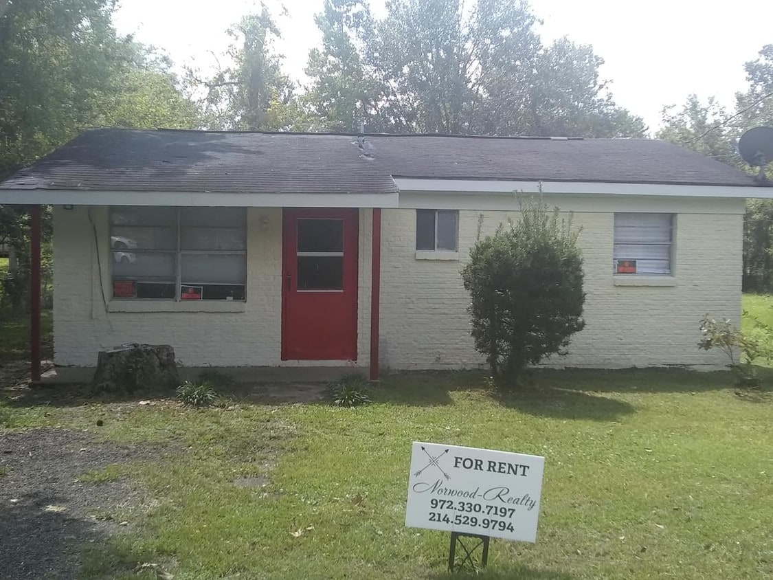 Primary Photo - 4142 Triumph Ave