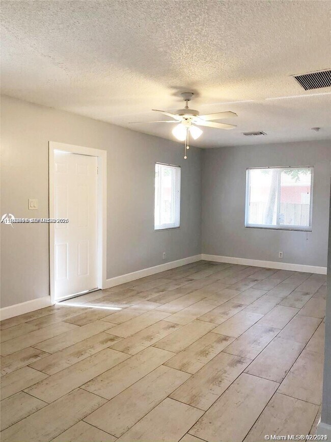 Foto del edificio - 1235 NE 3rd Ave