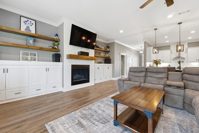 Foto del edificio - 3 Bedrooms Plus an Office & Sun room