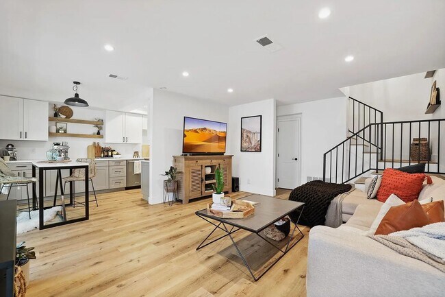 Foto del edificio - Beautiful 3 Bedroom, 3 Bathroom Home in the Heart of Yorba Linda