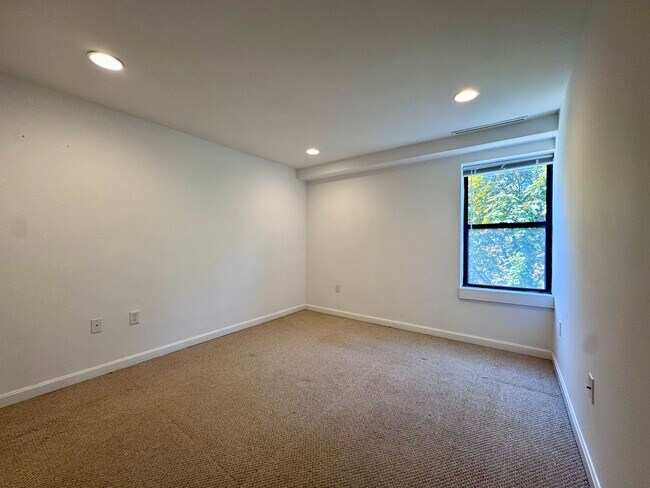 Building Photo - UPDATED FENWAY 2 BED WITH CENTRAL AIR - HT...