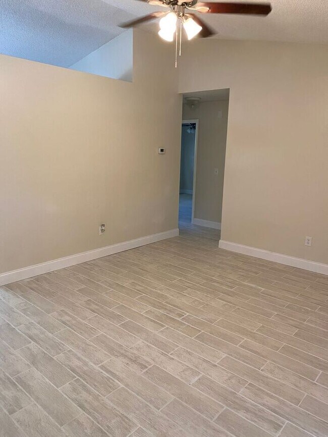 Foto del edificio - Newly Remodeled 3 Bedroom/2 Bathroom Duple...
