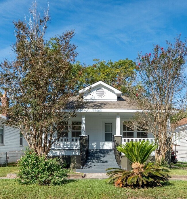 Building Photo - Classic Charleston Home with Modern Comforts!