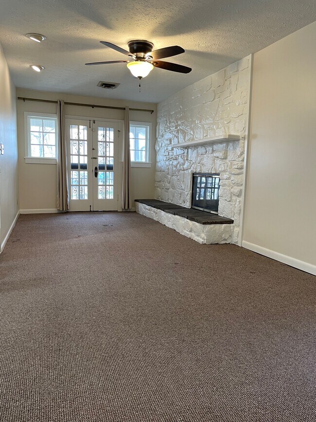 Den - 4701 Park Ave