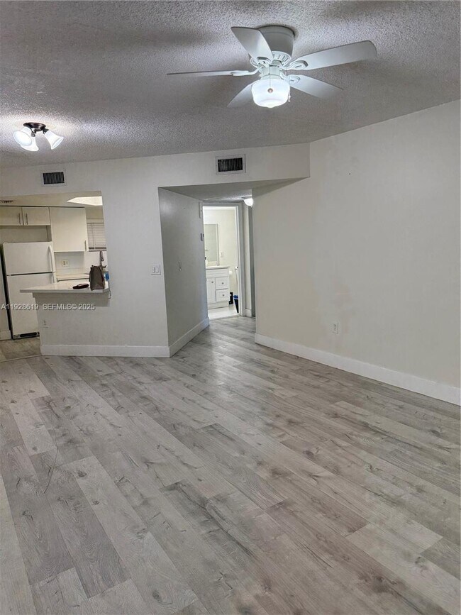 Foto del edificio - 8353 Lake Dr