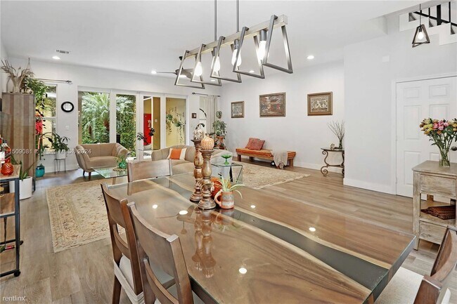 Building Photo - 3 br, 2.5 bath House - 1619 Harrison St