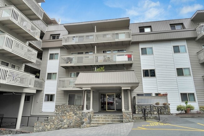 Building Photo - 948 Esquimalt Rd