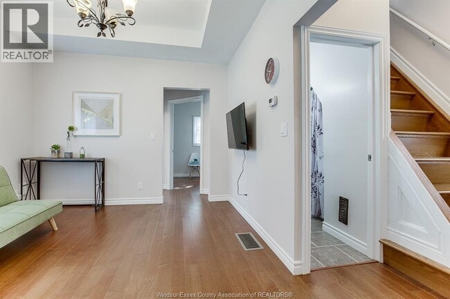 Building Photo - 402 Aylmer Ave