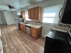 Building Photo - 1002 W 6th St