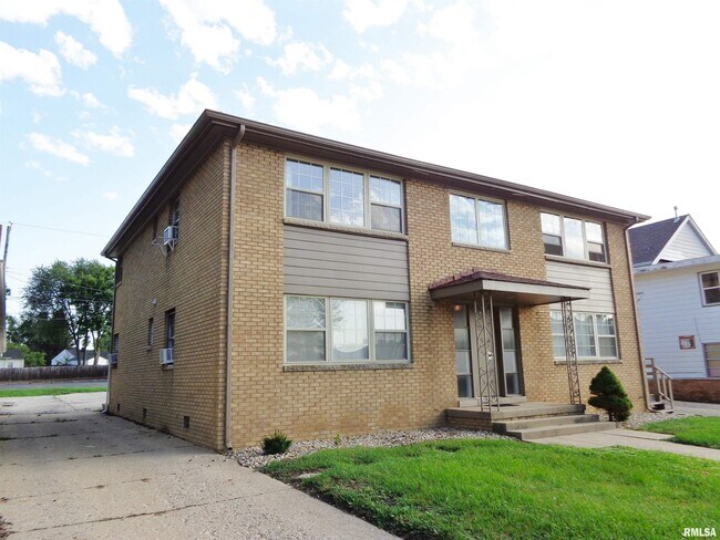 Building Photo - 715 W Ridge Rd