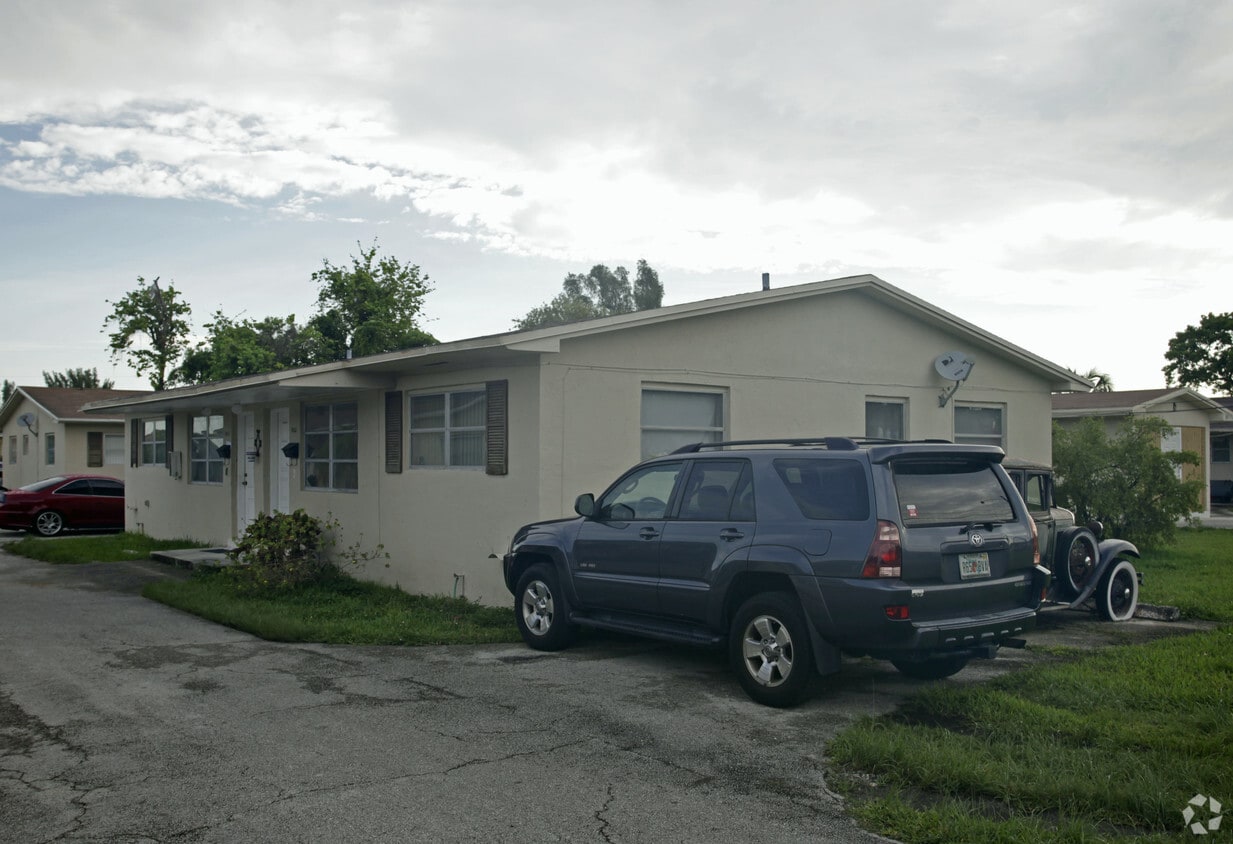 Building Photo - 7021-7035 SW 23rd St