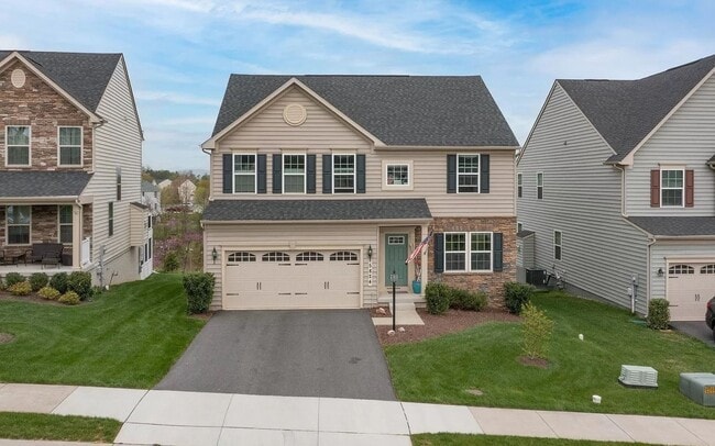 Building Photo - Beautifully maintained SFH in convenient F...