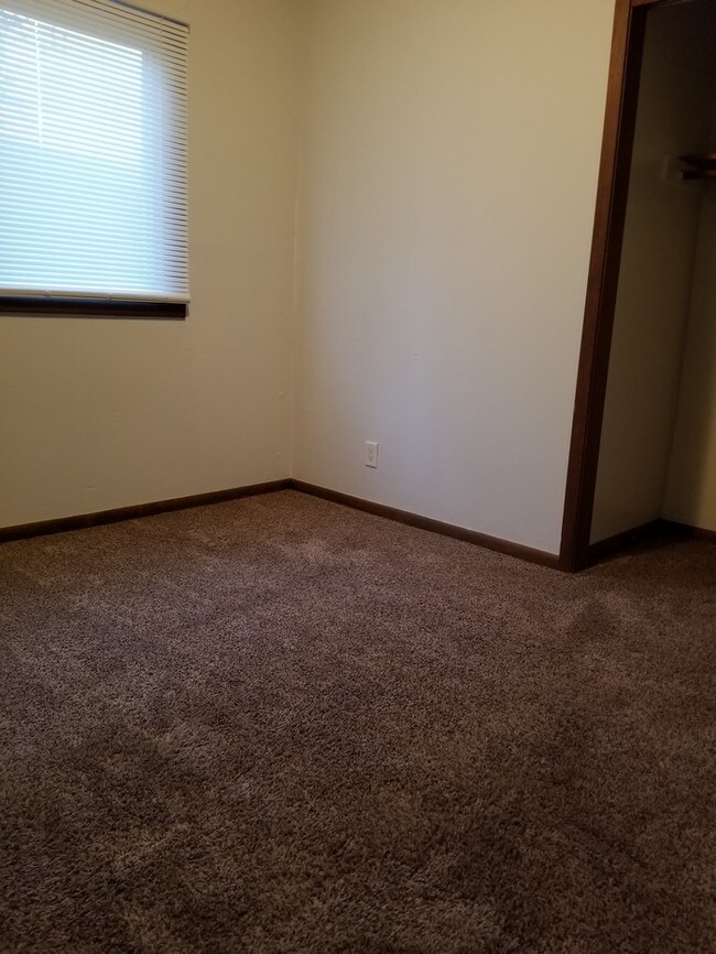 Foto del edificio - Large NE 2 bedroom 1 bath unit available now!