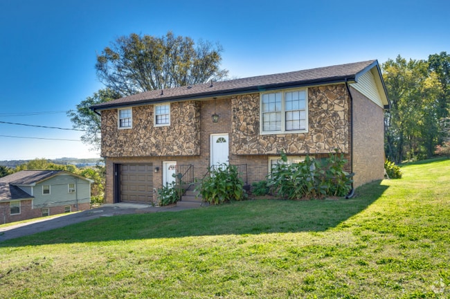 Building Photo - 3045 Sunnyview Dr