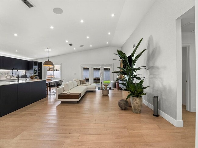 Foto del edificio - 7753 NW 189th St