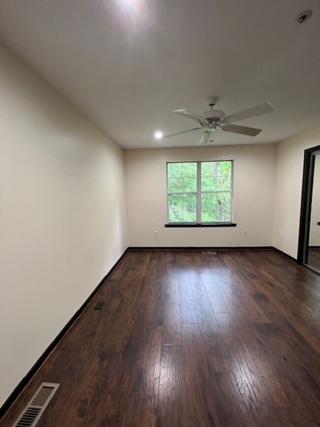 Foto del edificio - SPACIOUS RENOVATED TH IN FOREST BROOKE