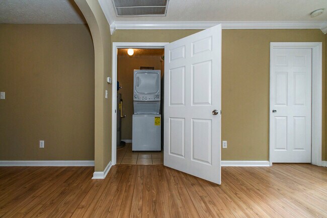 Building Photo - 106 Silver Creek Ct