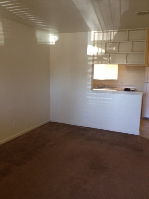 Building Photo - 3 BEDROOM 2 BATH APARTMENT