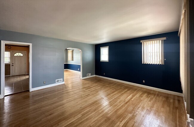 Building Photo - Cozy 3 Bedroom Townhome in Fallstaff!