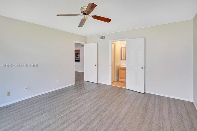 Foto del edificio - 311 W Laurel Dr