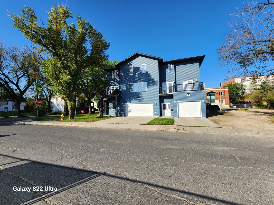 Building Three-Storey - 2282 Toronto St