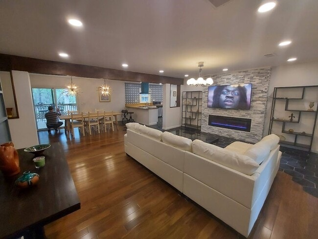 Foto del edificio - 5571-5574 Four Winds Dr SW