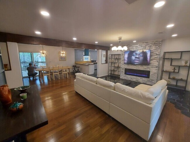 Foto del edificio - Utilities included @ Charming 3BR Duplex i...