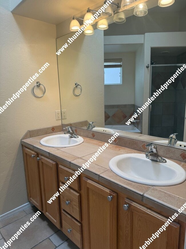 Building Photo - 3 Bedrooms, 2 baths with Valley views in N...