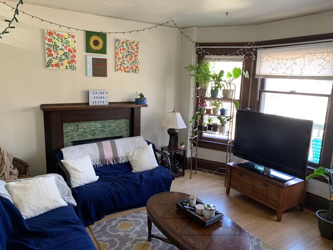 Foto del edificio - 2831 N Frederick Ave