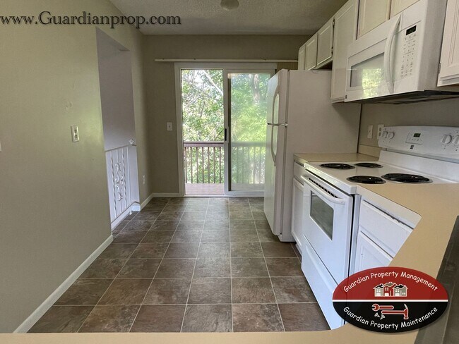 Building Photo - End Unit Town Home, All New Carpet, Balcon...