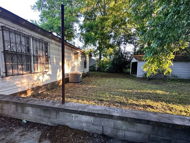 Building Photo - 3 bed/2bath with W/D connections and 2 garages