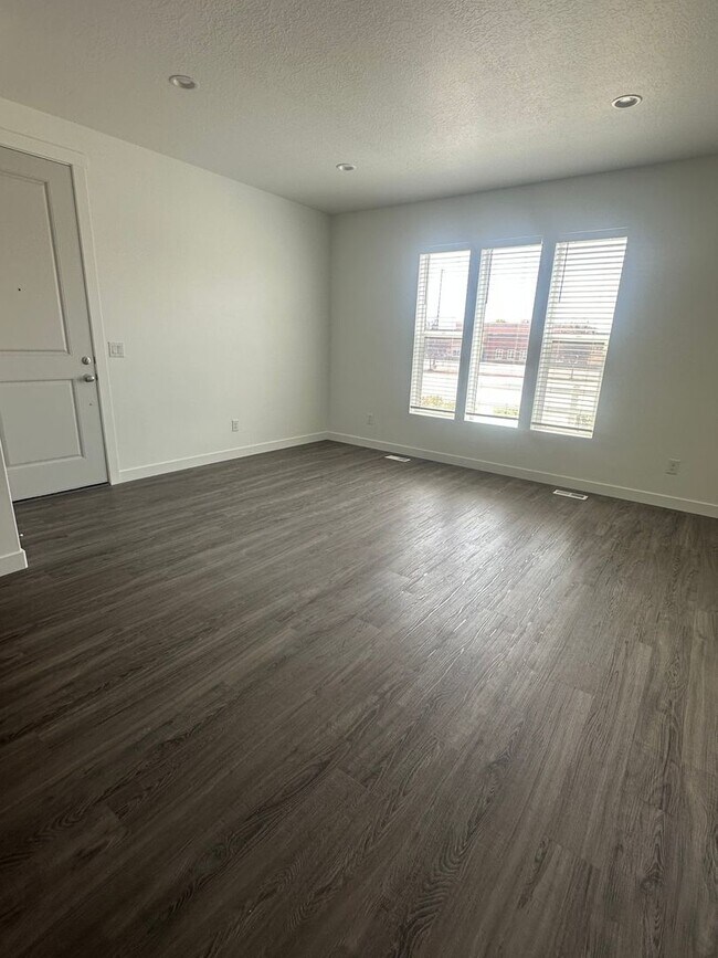 Foto del edificio - Gorgeous Townhome!!!