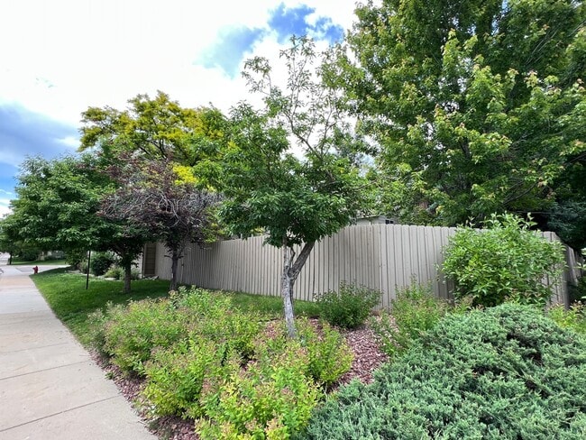 Foto del edificio - Remodeled 5bed/3.5bath Rock Creek Home