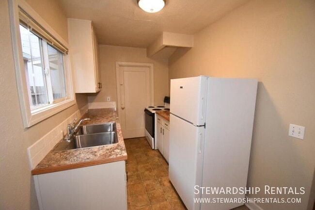 Building Photo - 1376 W 6th Ave