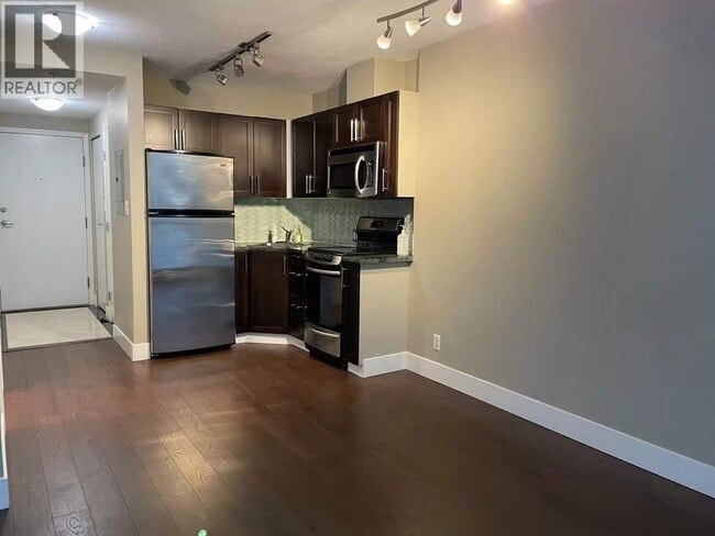 Building Photo - 1367 Alberni St